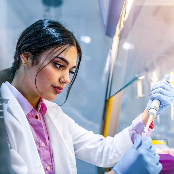 Investigación en laboratorio — la ciencia de longevidad de Regenia360