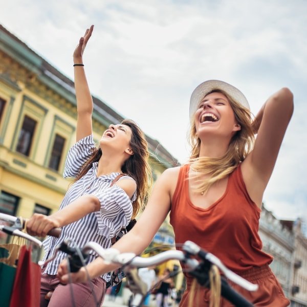 Amigas disfrutando en bici — vitalidad a cualquier edad con Regenia360